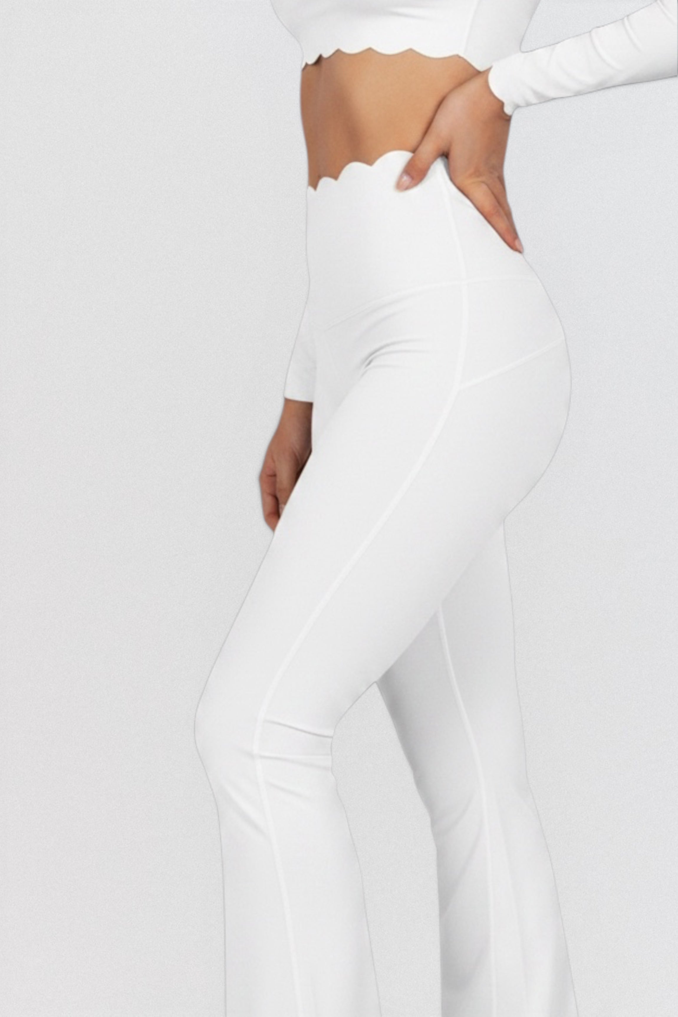 LUPPO high-waisted brown flare leggings with scalloped waistband and contour seams, made from a nylon/elastane blend.