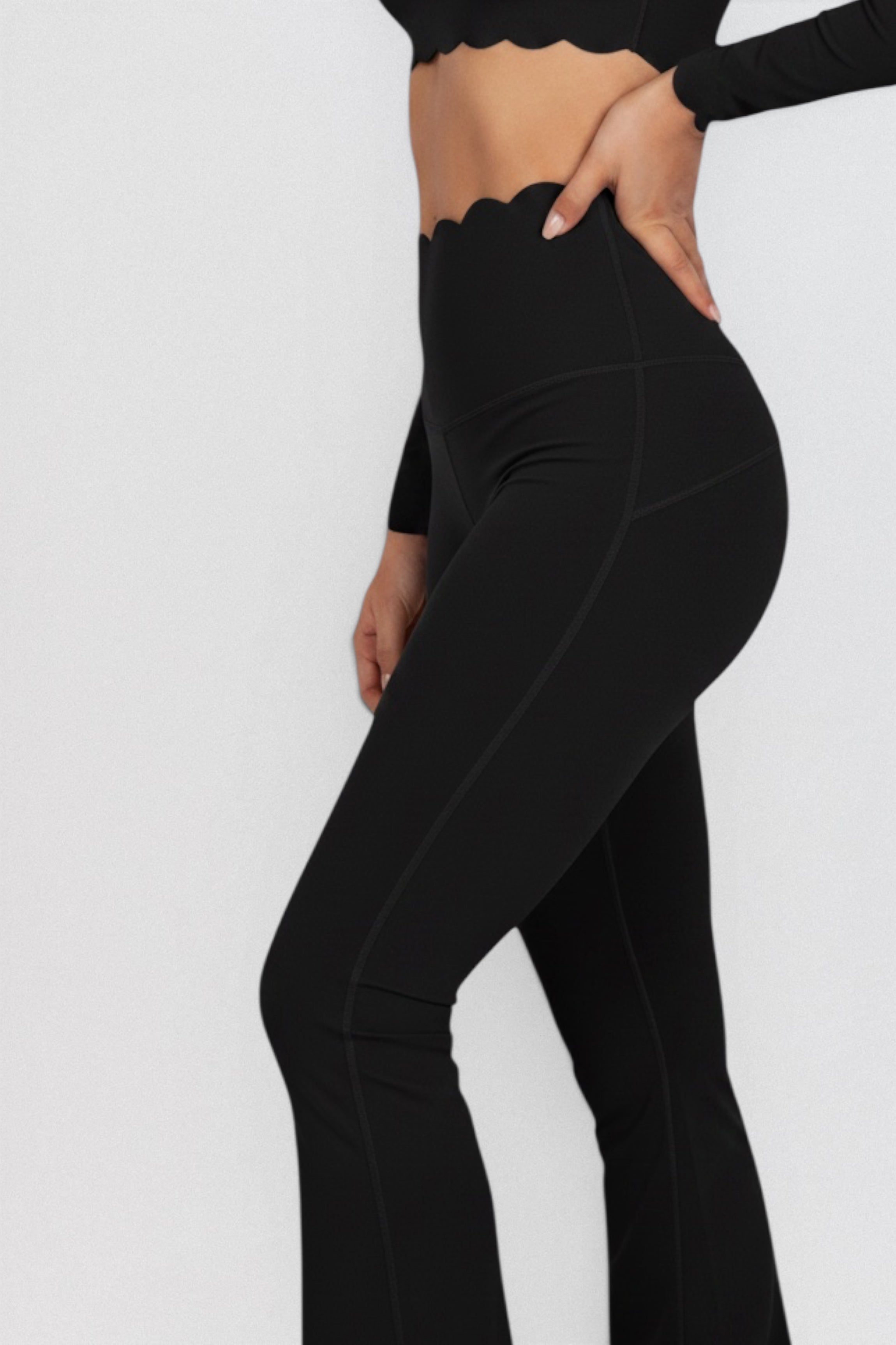 LUPPO high-waisted brown flare leggings with scalloped waistband and contour seams, made from a nylon/elastane blend.